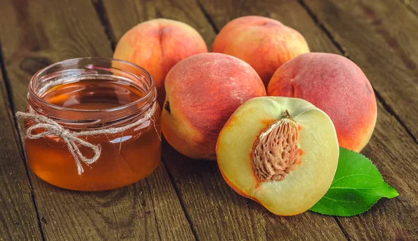 ahşap masa üzerinde taze şeftali