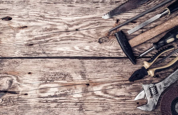 Çekiç, tornavida, İngiliz anahtarı, mezura, boya fırça inşaat araçları kopyalama yeri olan ahşap arka plan üzerinde