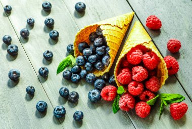 Meyveleri gözleme koni arka plan gri