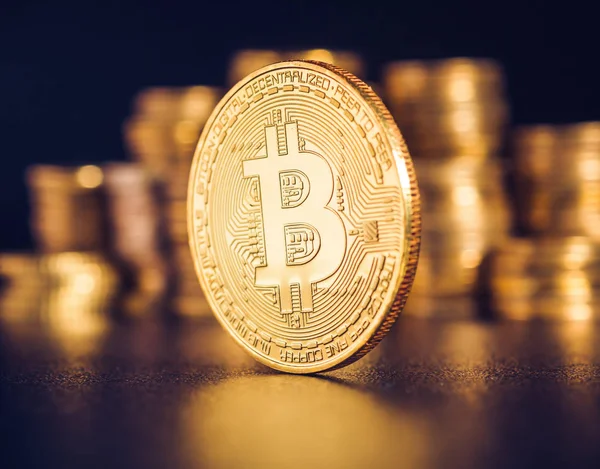 Bitcoin. Kripto para birimi altın Bitcoin, Btc, Bit sikke. Makro çekim Bitcoin izole üzerinde siyah arka plan Blockchain teknoloji paralar,
