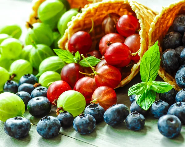 Meyveleri gözleme koni arka plan gri