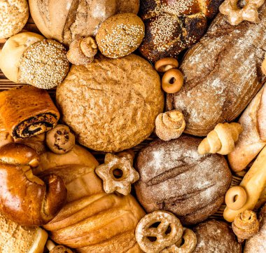 Masada taze kokulu ekmek. Yiyecek konsepti