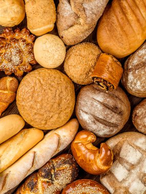 Masada taze kokulu ekmek. Yiyecek konsepti