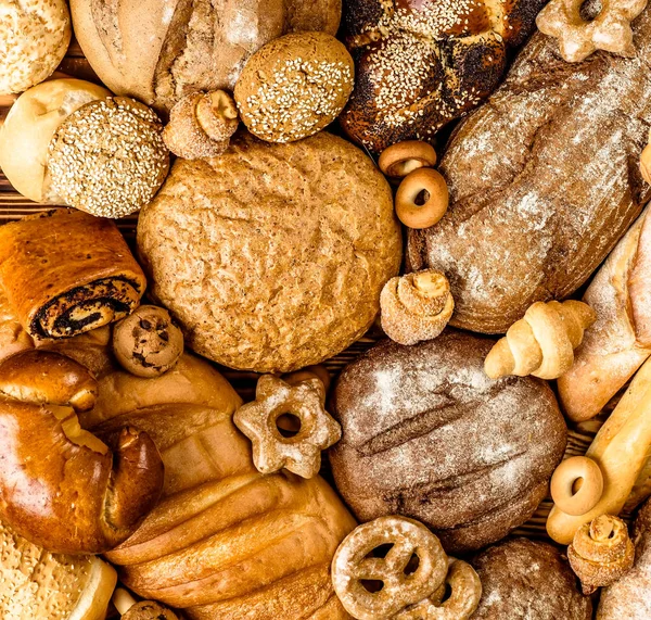 Masada taze kokulu ekmek. Yiyecek konsepti