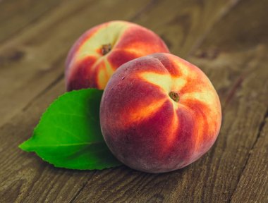 ahşap masa üzerinde taze şeftali