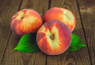 ahşap masa üzerinde taze şeftali