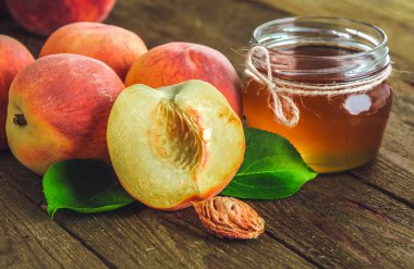 ahşap masa üzerinde taze şeftali