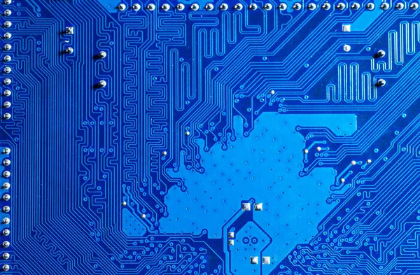 Bilgisayar anakartının mavi devre kartı arka planı