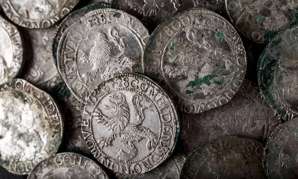 对中世纪欧洲银币的特写视图 适合于一个抽象背景 — 图库照片