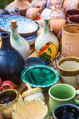Ukraynalı çanak çömlek. Ukrayna köyünde Oposhnya, Ukraynalı Merkezi seramik üretim Seramik Müzesi. Farklı seramik ürünleri: kase, sürahi, müze levha.