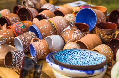 Ukraynalı çanak çömlek. Ukrayna köyünde Oposhnya, Ukraynalı Merkezi seramik üretim Seramik Müzesi. Farklı seramik ürünleri: kase, sürahi, müze levha.