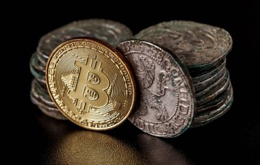 Hazine thalers ve modern Avrupa paralar ile birlikte Roma dinar. İş kavramı. Para birimi, bitcoin.