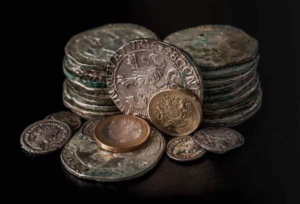 Thalers 和罗马银币的宝藏连同现代欧洲硬币 商业概念 — 图库照片