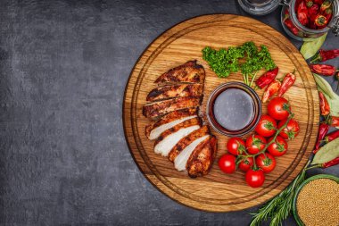 üstten görünüm Kopyala taş bir gemide baharat ile bütünleşmiş ve dilimlenmiş tavuk göğsü 