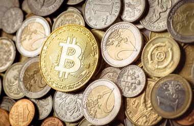 Bitcoin para sikke arka plan ile. Bitcoin cryptocurrency bankacılık para. Arka plan Euro para paralar. İngiltere Pound para. Bizim paraları. Grup sikke