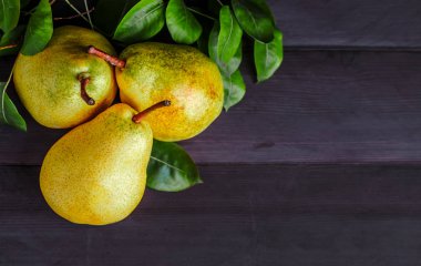 Taze olgun organik armut rustik ahşap tablo