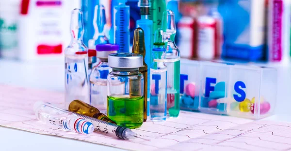 治療薬のための薬の処方 健康のための容器で治癒 薬局のテーマ パッケージに抗生物質とカプセル薬 — ストック写真
