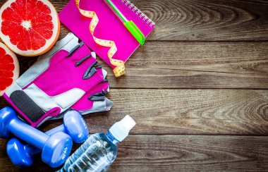 Dambıl ve taze meyve ile fitness kavramı