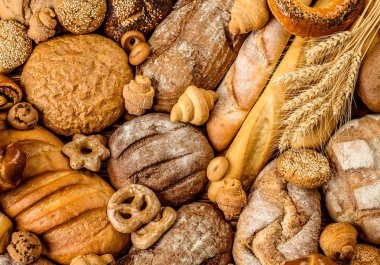 Masada taze kokulu ekmek. Yiyecek konsepti