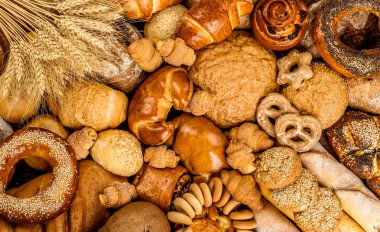 Masada taze kokulu ekmek. Yiyecek konsepti