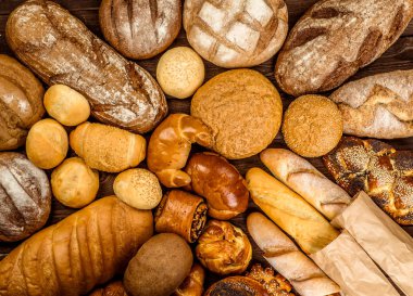 Masada taze kokulu ekmek. Yiyecek konsepti