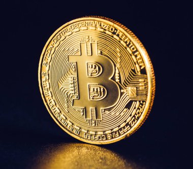 Bitcoin. Kripto para birimi altın Bitcoin, Btc, Bit sikke. Makro çekim Bitcoin izole üzerinde siyah arka plan Blockchain teknoloji paralar,