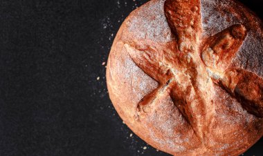  karanlık taş masa üzerinde ekmek. Yukarıdan kopya alanı ile göster