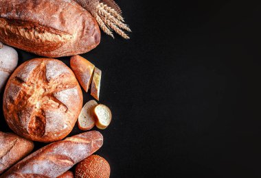 Çeşitli ekmek ve buns taş masada. Metin alanı olan üstten görünüm