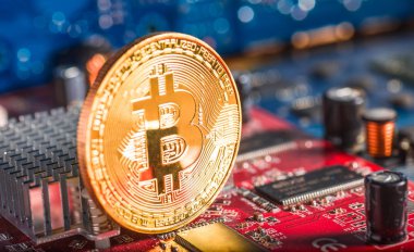 Bilgisayar devre kartında Altın Bitcoin Kripto para birimi. Makro çekim