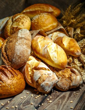 Masada taze kokulu ekmek. Yiyecek konsepti