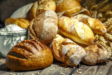 Masada taze kokulu ekmek. Yiyecek konsepti