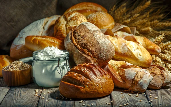 Čerstvý Voňavý Chleba Stole Koncept Potravin — Stock fotografie