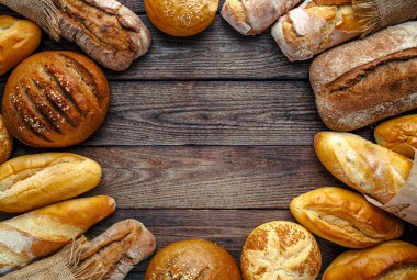 Ahşap masa arka plan, üstten görünüm üzerinde pişmiş ekmek çeşitleri