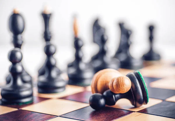 Échiquier Avec Des Pièces Échecs Bois Sur Table — Photo