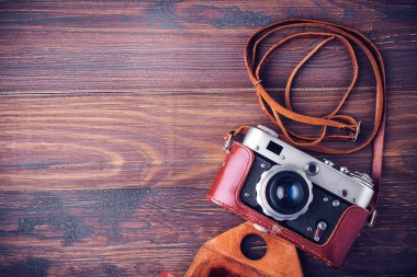 Vintage fotoğraf makinesinde ahşap arka plan, üstten görünüm