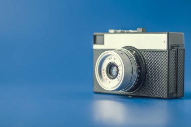 Mavi arka plan üzerinde eski telemetre vintage fotoğraf makinesi