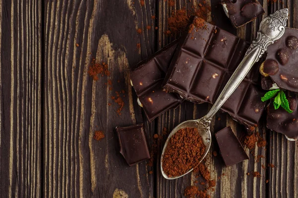 Tahta arka planda koyu çikolata, seçici odak