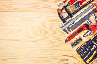 Kopya alanı ile ahşap tahtalar üzerindeki araç kemeri araçları