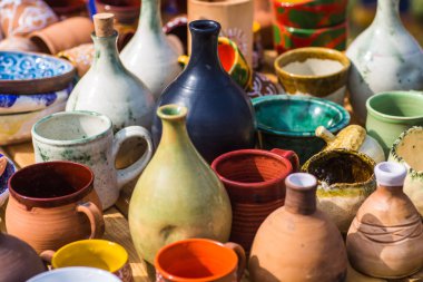 Ukraynalı çanak çömlek. Ukrayna köyünde Oposhnya, Ukraynalı Merkezi seramik üretim Seramik Müzesi. Farklı seramik ürünleri: kase, sürahi, müze levha.