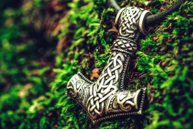 Thor'un çekici şeklinde İskandinav muska 