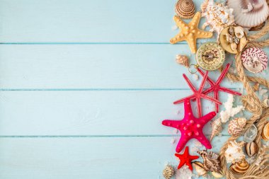 Deniz yıldızları ve kabukları ahşap arka plan üzerinde. Üstten görünüm seyahat veya tatil kavramı. Yaz arka plan
