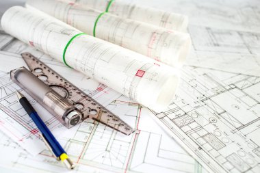 Mimar işyeri. Mimari Proje, taslakları, blueprint rulo ahşap Resepsiyon masasında. İnşaat arka plan. Mühendislik araçları. Kopya alanı 