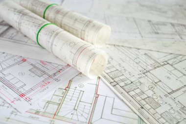 Mimar işyeri. Mimari Proje, taslakları, blueprint rulo ahşap Resepsiyon masasında. İnşaat arka plan. Mühendislik araçları. Kopya alanı 