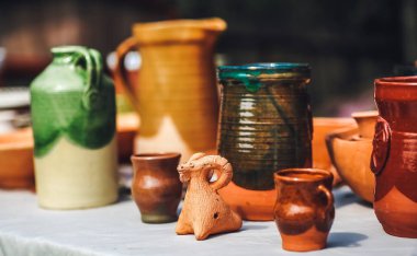Ukrayna köyünde Oposhnya, Ukraynalı Merkezi seramik üretim Seramik Müzesi. Farklı seramik ürünleri: kase, sürahi, müze levha. Ukraynalı seramik.