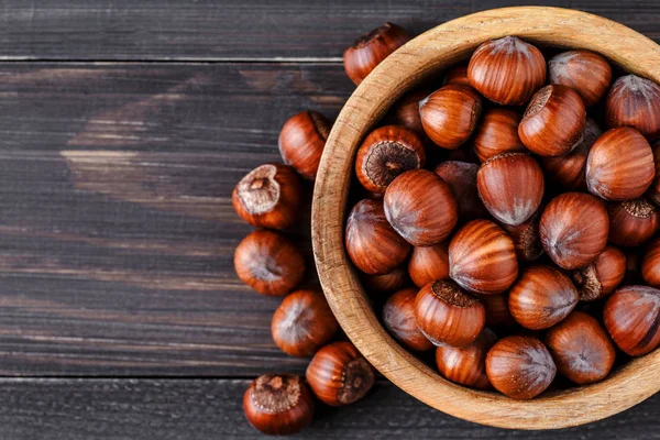 Filtre uygulanan görüntü üzerinde rustik adam ahşap bir kase fındık