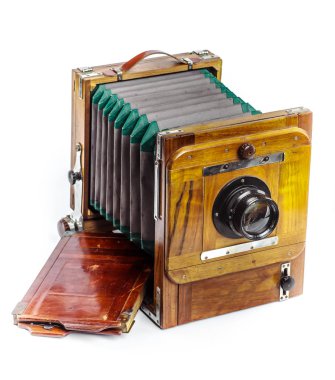 Beyaz bir arka plan üzerinde eski stüdyo kamera