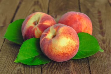 ahşap masa üzerinde taze şeftali