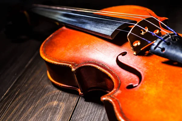 Una parte de un violín o una viola sobre un fondo de madera — Foto de Stock