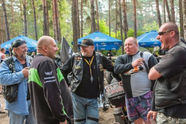 Eğlenceli motorcu sohbet bir bisikletçinin festivalinde. Ukrayna, Cherkasy,, Tarasova 