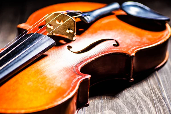 Una parte de un violín o una viola sobre un fondo de madera — Foto de Stock